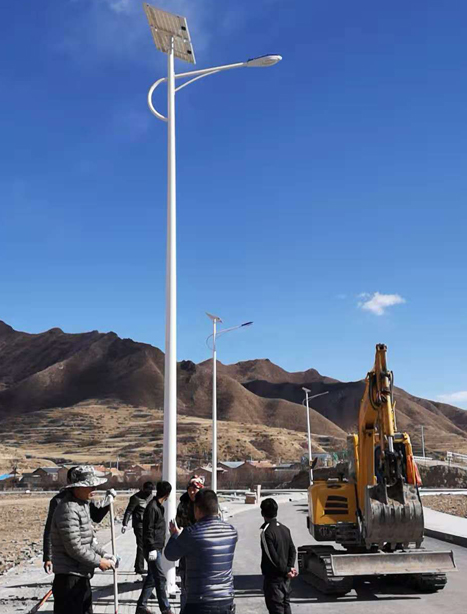 甘南碌曲10米波密太阳能路灯项目